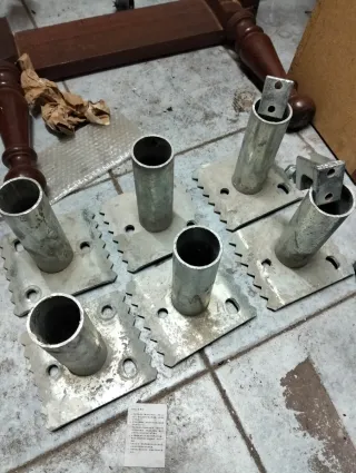 Pies de andamio metálicos