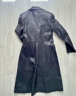 Chaqueta larga de piel negra