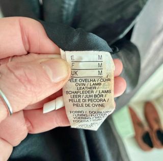 Chaqueta larga de piel negra