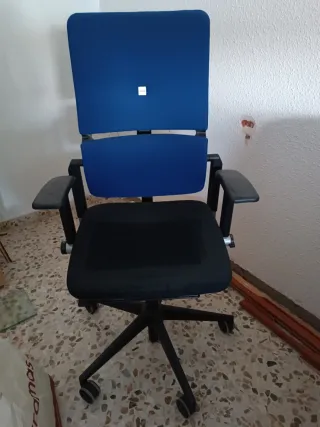 Silla de oficina ergonómica azul y negra