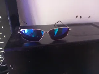 Gafas de sol plateadas y azules