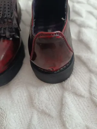 Mocasines negros y rojos con flecos Color burdeos