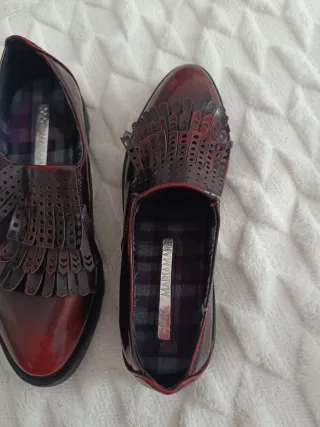 Mocasines negros y rojos con flecos Color burdeos