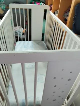 Cuna de bebé blanca