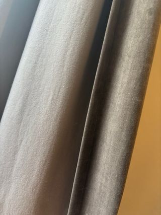 Cortinas marrones de terciopelo