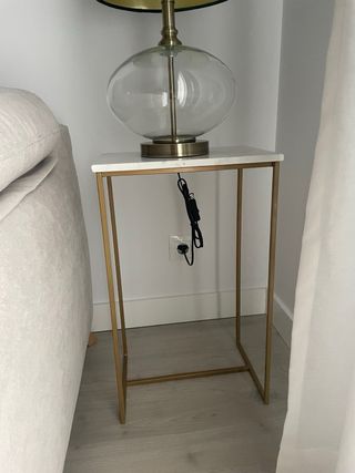 Mesa auxiliar mármol y metal dorado