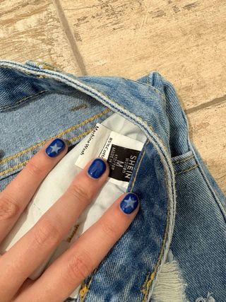 Pantalón tejano corto desgarrado