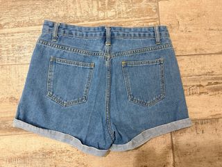 Pantalón tejano corto desgarrado