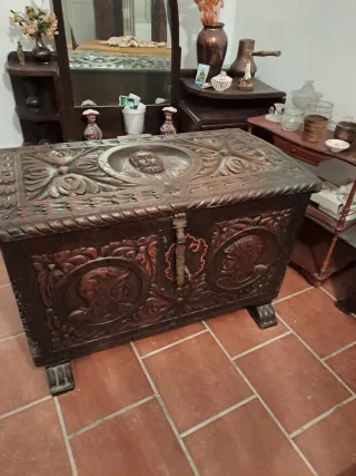 Arcón antiguo siglo XIX tallado