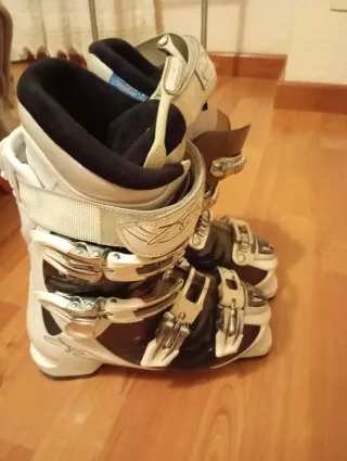 Botas de esquí Atomic y esquís carving