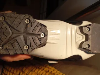 Botas de esquí Atomic y esquís carving