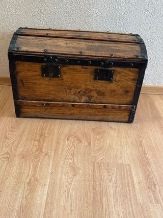 Arcón antiguo de madera y metal