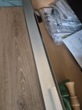 Aparador de madera y cristal