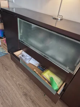 Aparador de madera y cristal