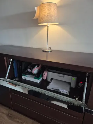 Aparador de madera y cristal