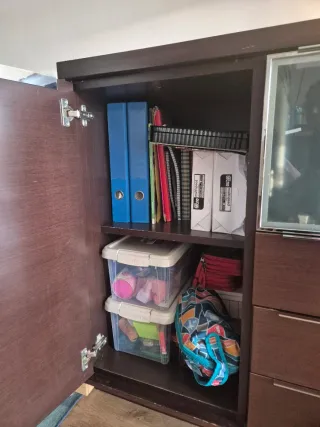 Aparador de madera y cristal