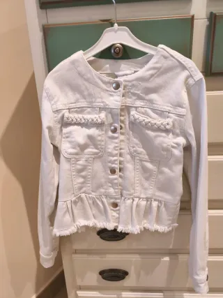 Chaqueta vaquera niña blanca Talla 7 años.