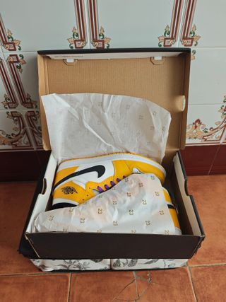Jordan 1 High Blanco/Amarillo Talla 43