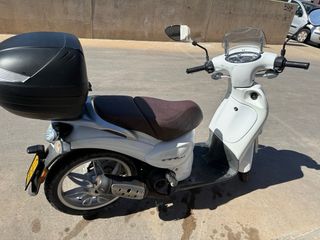 Moto Aprilia Scarabeo 49cc Blanca 2019