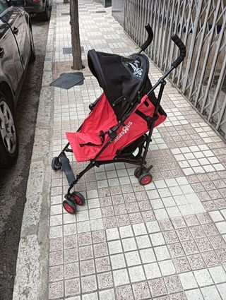 Carrito de bebé plegable rojo y negro