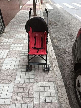 Carrito de bebé plegable rojo y negro