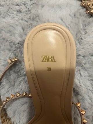 Sandalias Beige y Doradas con Tachuelas