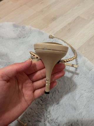 Sandalias Beige y Doradas con Tachuelas