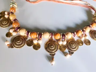 Cinturón con colgantes dorados y naranjas