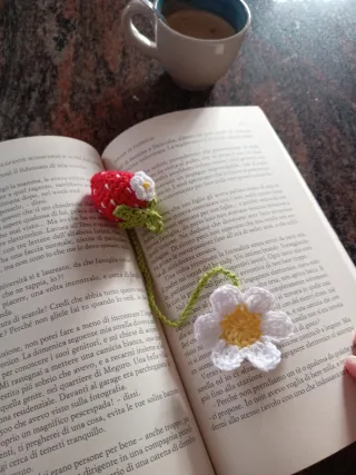 Segnalibro uncinetto fragola e fiore