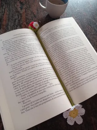 Segnalibro uncinetto fragola e fiore