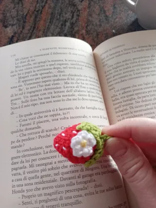 Segnalibro uncinetto fragola e fiore