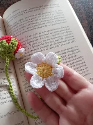 Segnalibro uncinetto fragola e fiore