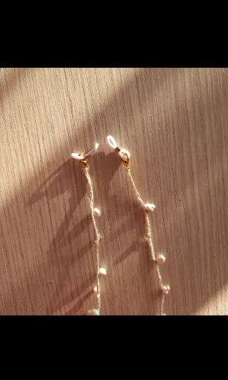 Collana/laccio portaocchiali handmade oro e bianch