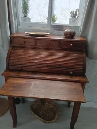 Escritorio rústico de madera con persiana