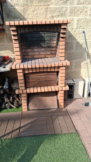 Barbacoa de ladrillo y madera