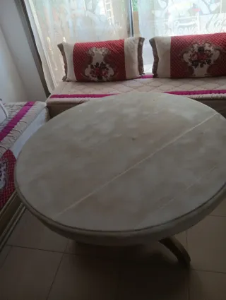 Mesa redonda de mármol y madera