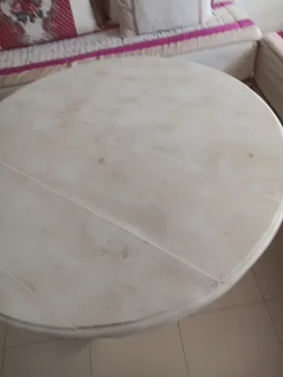 Mesa redonda de mármol y madera