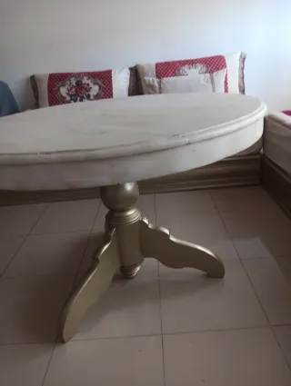 Mesa redonda de mármol y madera