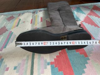 Botas altas Alma en Pena gris rata, con flecos