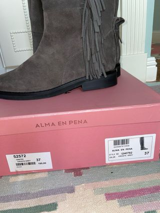 Botas altas Alma en Pena gris rata, con flecos