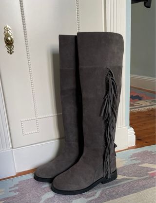 Botas altas Alma en Pena gris rata, con flecos