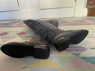 Botas altas Alma en Pena gris rata, con flecos