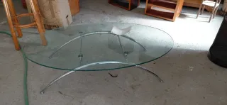 Mesa centro cristal y metal triangular