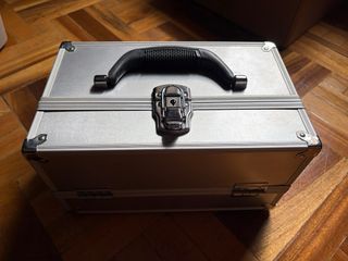 Maletín de maquillaje de aluminio.