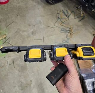 DEWALT 18V – 1 Soporte para 4 baterías