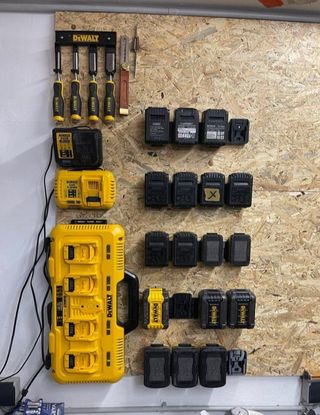 DEWALT 18V – 1 Soporte para 4 baterías