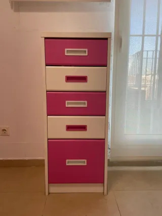 Cómoda infantil rosa y blanca