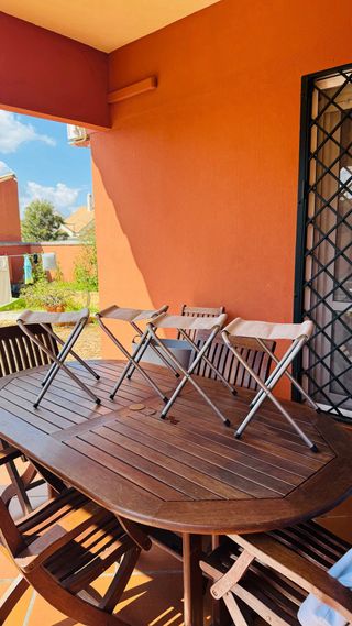 Taburetes plegables beige y plateados