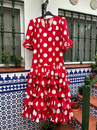 Traje de flamenca rojo con lunares blancos