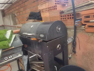 Barbacoa grande de metal negra